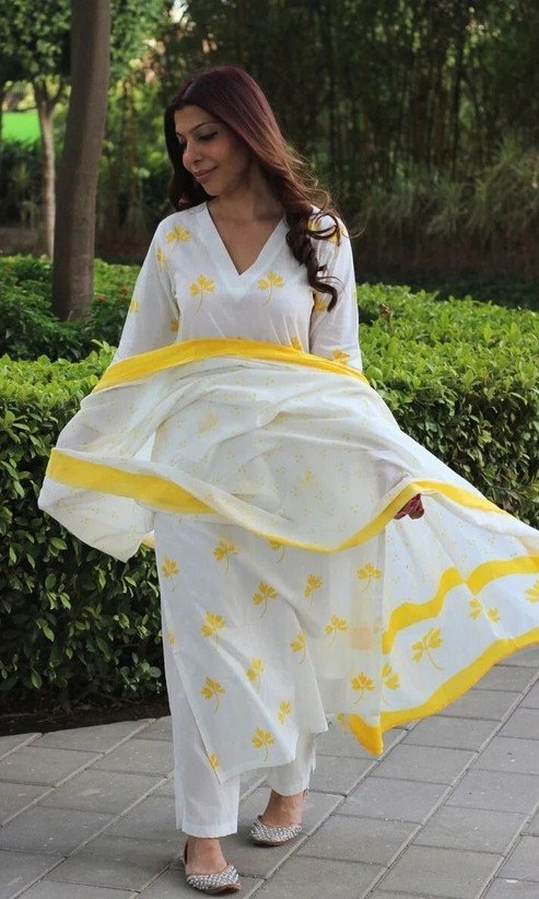 ₹439 Sangouri Kurti Pant Dupatta Set for Graceful Festive Wear Looks
