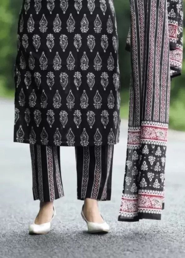 ₹497 Vindyavasini Women's Rayon Kurti Pant Dupatta Set for Festive Wear