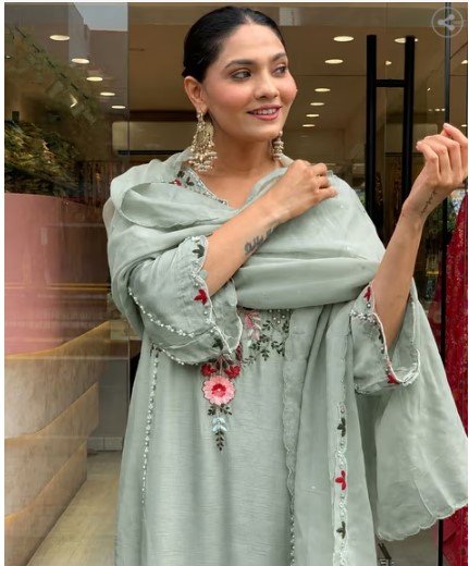 ₹1,479 NYRIKA Embroidered Straight Kurta Set With Dupatta – 66% Off